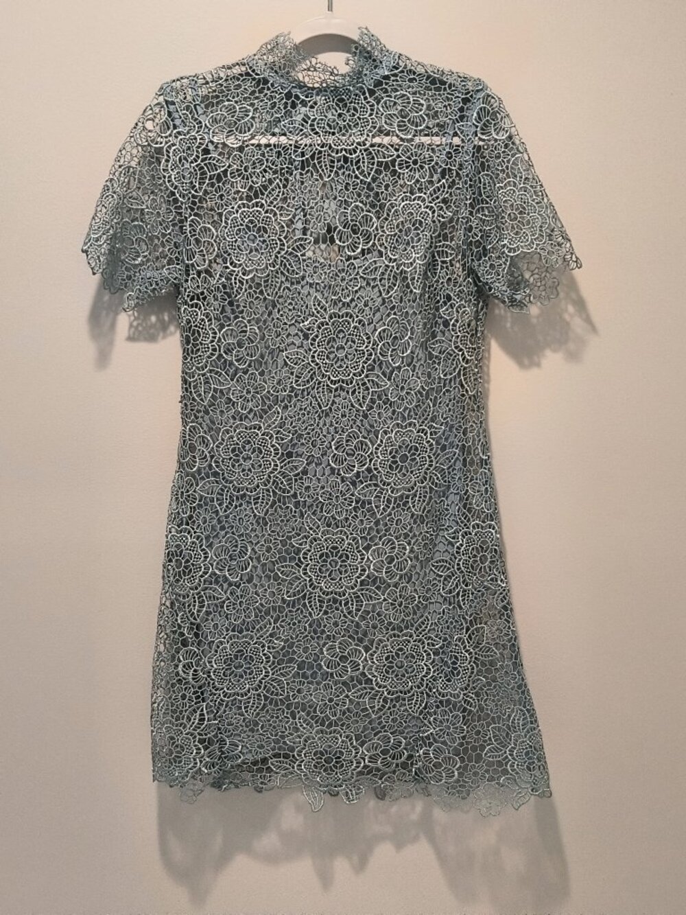 Avantlook Beautiful lace dress with a ribbon tie on the back